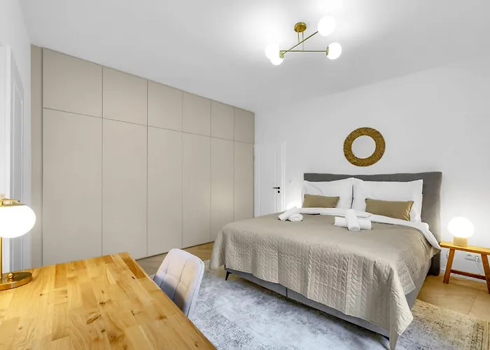 Quiet On Dunajska - Up To 6 Guests *