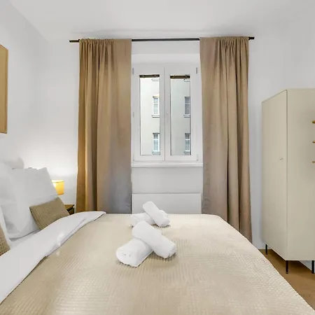 Quiet On Dunajska - Up To 6 Guests *